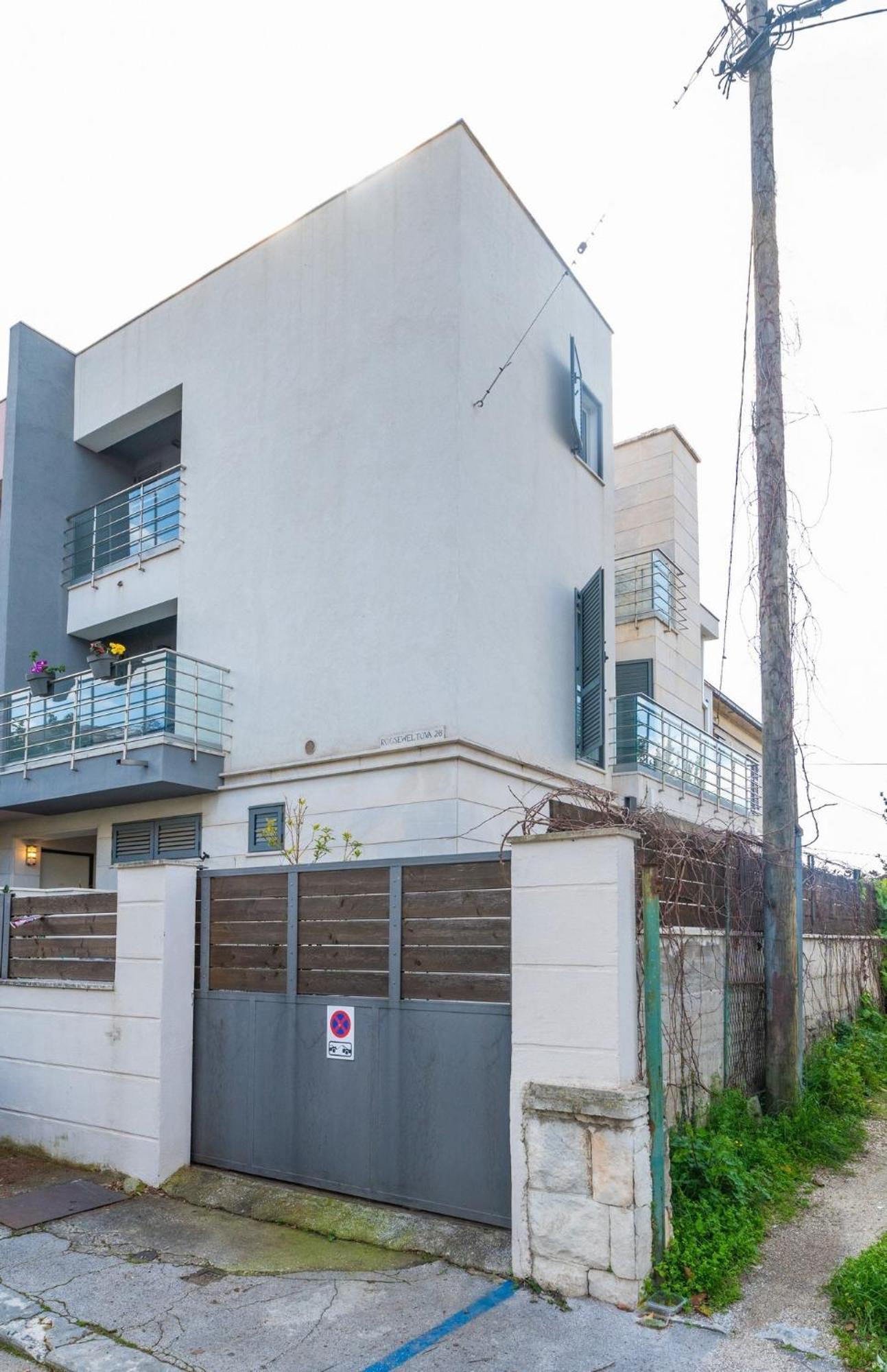 House With A Parking Space - 22855 Сasa de vacaciones *